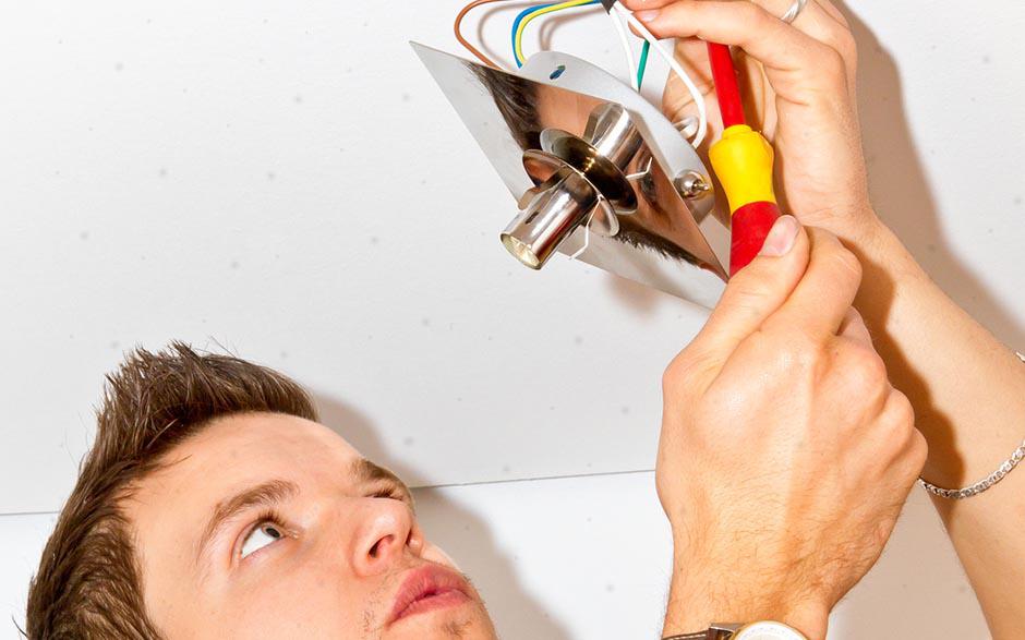 cherche électricien pas cher Paris 18